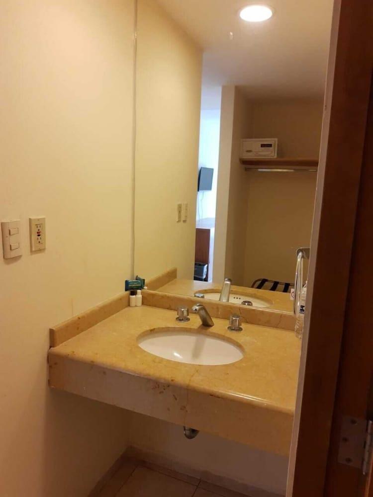 F Star Hotel